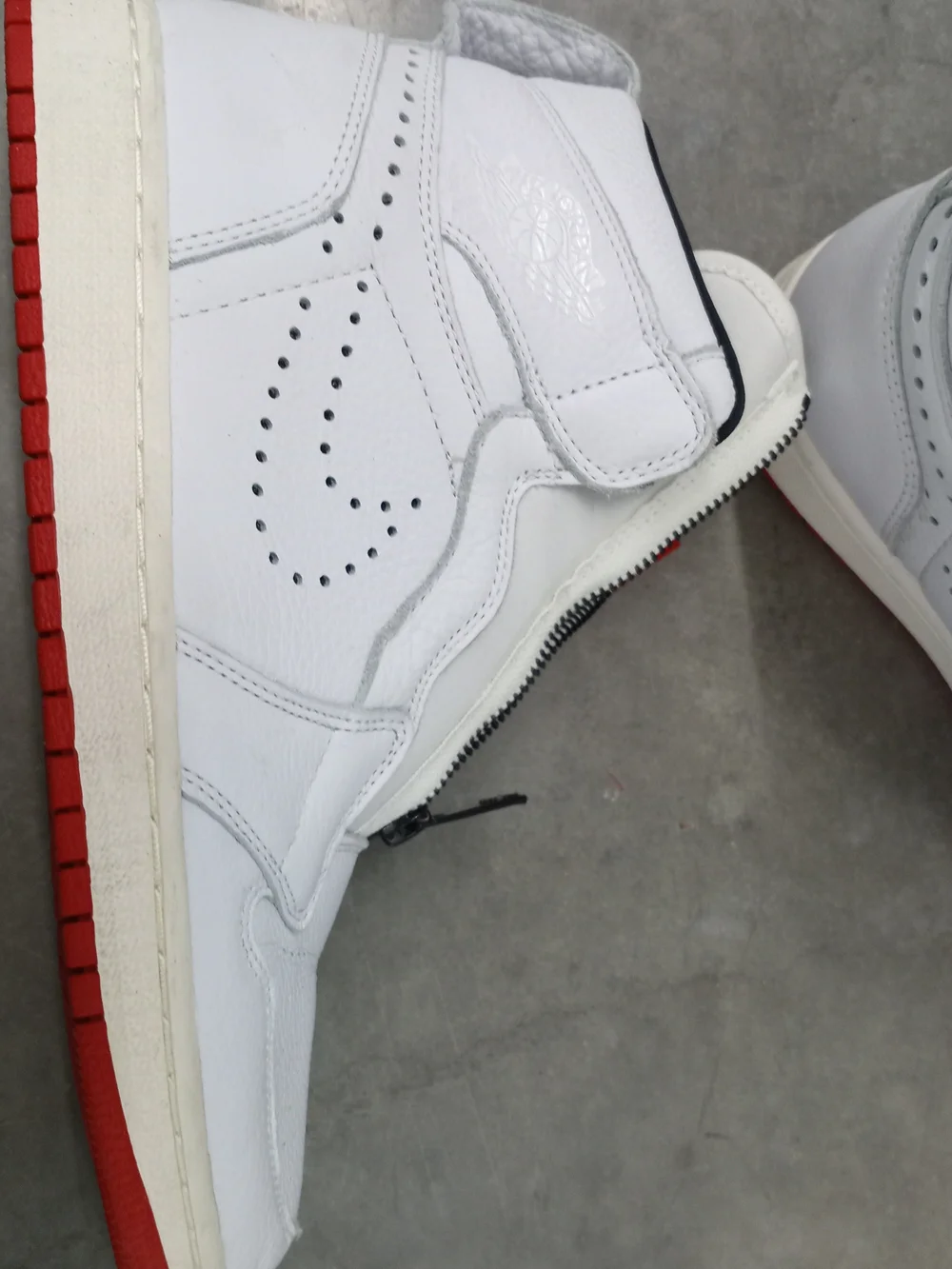 Vintage Mens Size 9.5 Air Jordan 1 Retro High Zip